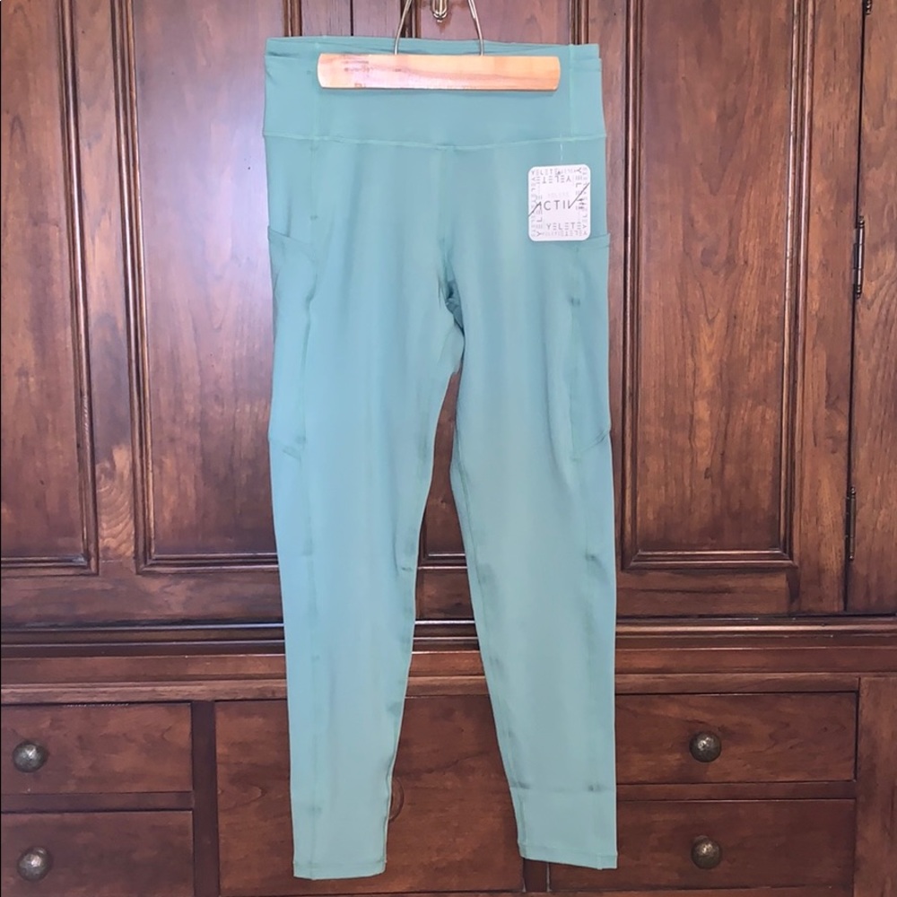 NWT Yelete workout leggings.
